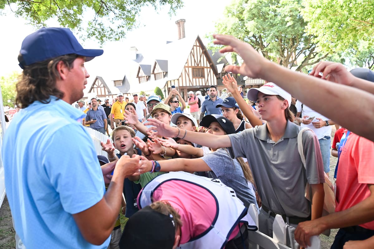 Los chicos buscan un autógrafo, foto o recuerdo de Segundo Oliva Pinto, definitivamente el argentino favorito del 119° VISA Open
