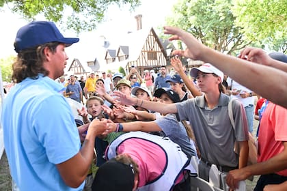 Los chicos buscan un autógrafo, foto o recuerdo de Segundo Oliva Pinto, definitivamente el argentino favorito del 119° VISA Open