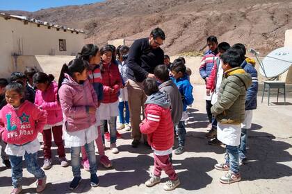 Los chicos caminan cuatro horas para ir y volver de clase