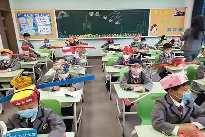Los chicos chinos con sombreros gigantes