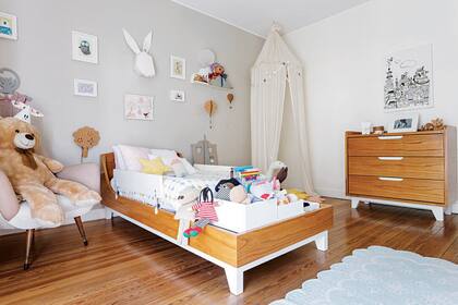 Gris, blanco y madera: trío versátil que se adapta a diferentes edades.