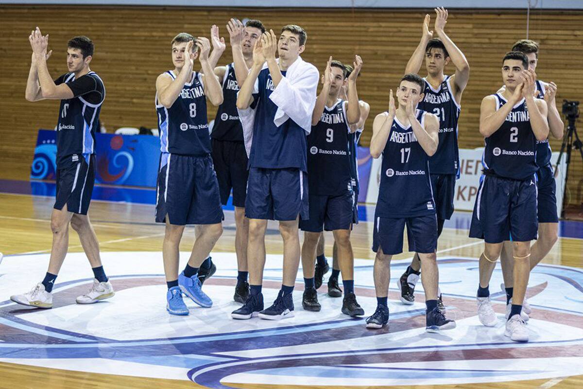Los chicos del seleccionado festejan el triunfo. Siguen en carrera para lograr el 9° puesto