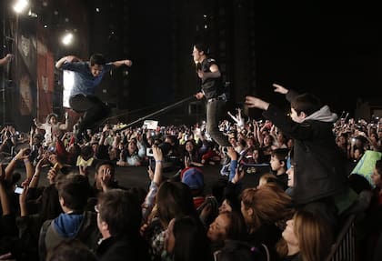 Los chicos deliraron anoche cuando El Rubius salió por la pasarela a su encuentro