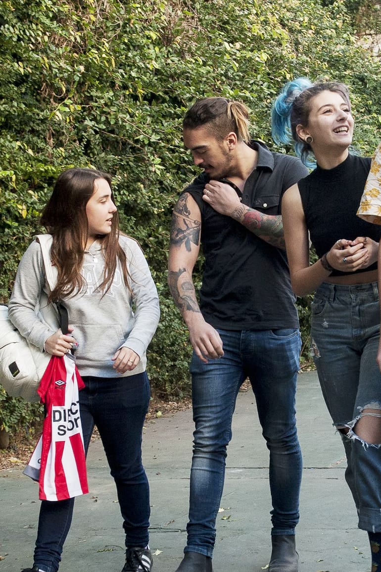 Los chicos eligen piercings o pelos de colores y no se preocupan por los límites más clásicos: cómo se impone el estilo teen a las prohibiciones institucionales