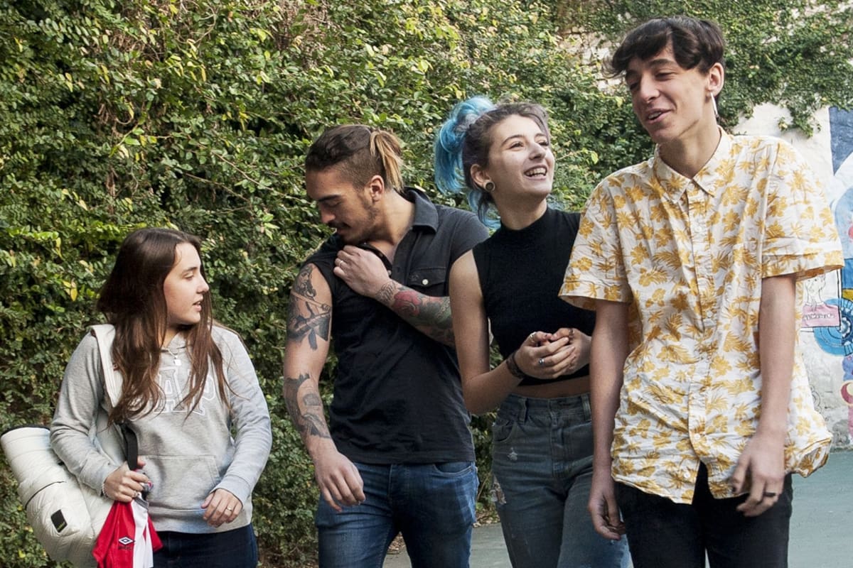Los chicos eligen piercings o pelos de colores y no se preocupan por los límites más clásicos: cómo se impone el estilo teen a las prohibiciones institucionales