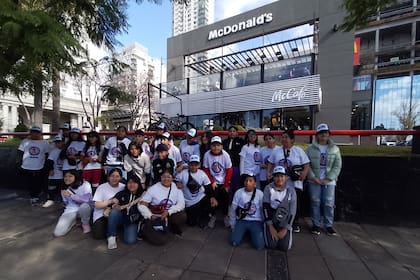 Los chicos estuvieron en el local de comida
