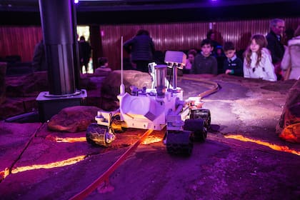 Los chicos, fascinados con el robot