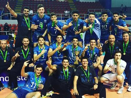 Los chicos festejan el bicampeonato