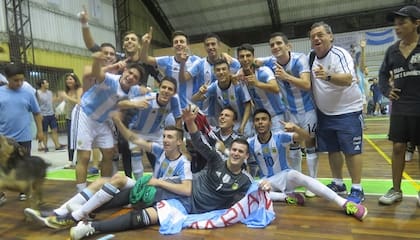 Los chicos festejan el título