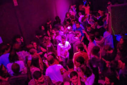 Los chicos hacen cualquier cosa para entrar al boliche