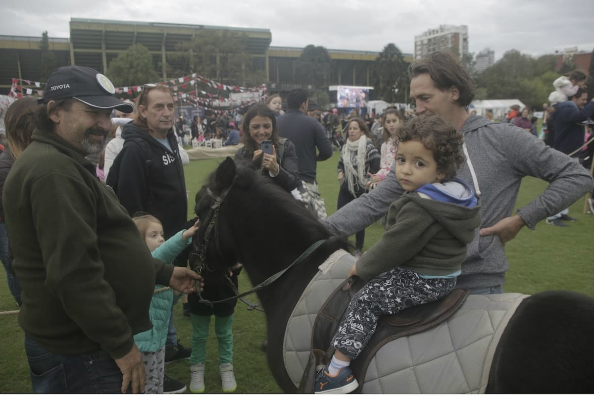 Los chicos hicieron una larga fila para montar petisos y pasar algunas vallas a caballo.