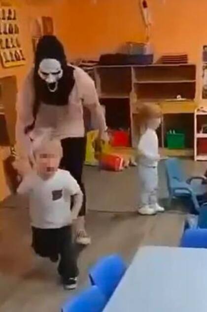 Los chicos huían aterrorizados mientras la maestra los perseguía con la máscara