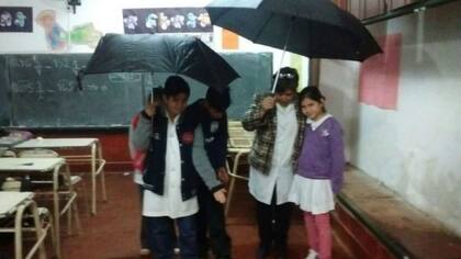 Los chicos junto a su maestra en el aula