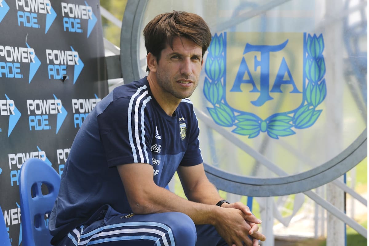 “Los chicos llegan de las inferiores con muchos vicios culturales”, advierte Diego Placente