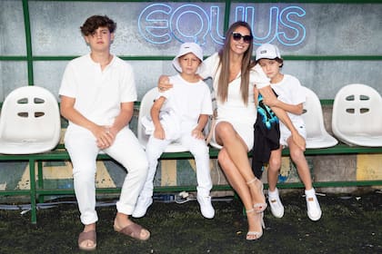 Los chicos lucieron prendas de la nueva colección primavera-verano de la marca Equus.