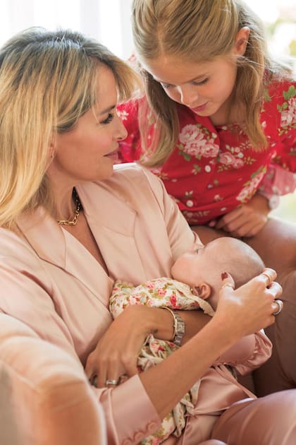 “Los chicos nos
ayudan con la beba.
La más grande le da la
mamadera, la más chica
ya sabe perfecto cómo
agarrarle la cabecita, y
Valentín también se las
arregla con ella” (Lala).