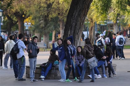 Los chicos que faltaron a clase, en la plaza Independencia