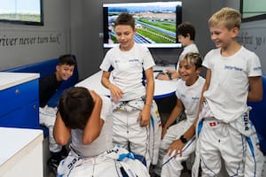 Los chicos se divierten antes de salir a la pista para competir en la Baby Race: allí serán implacables y nada amistosos