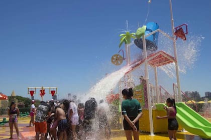 Los chicos se divierten bajo el agua