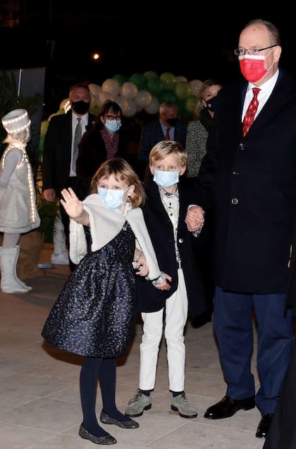Los chicos se están acostumbrando a una nueva rutina. Por decisión de sus padres, volvieron a estudiar en el palacio hasta que mejore la crisis sanitaria y acompañan frecuentemente a Alberto en sus viajes de trabajo.