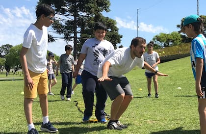 Los chicos se juntan todos los sábados en el Parque Manuel Belgrano y realizan diversas actividades deportivas y lúdicas.