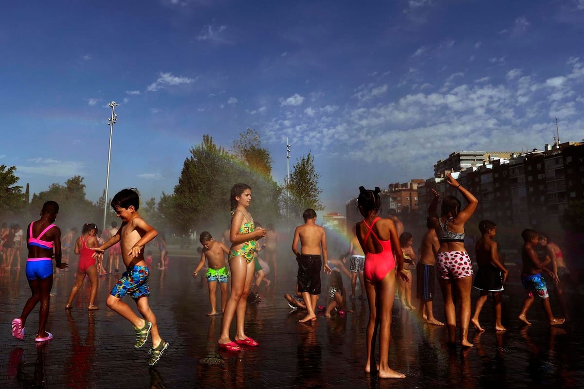 Los chicos se refrescan en el Madrid Río Park, de la capital española