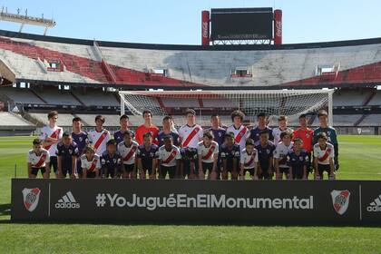 Los chicos tailandeses se dieron el gusto de jugar contra River