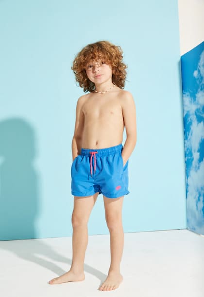 Los chicos también pueden conseguir trajes de baño cancheros en Elepants.