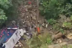 Los chicos volvían de una excursión cuando cayeron al precipicio