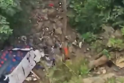 Los chicos volvían de una excursión cuando cayeron al precipicio