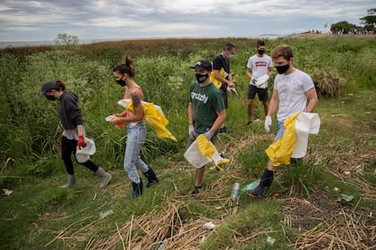 Los chicos y chicas voluntarios de Versova recolectan residuos y separan todo lo que es material reciclable