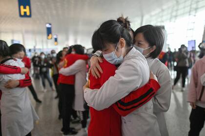 Los chinos celebraron con euforia el final de más de dos meses de confinamiento en Wuhan