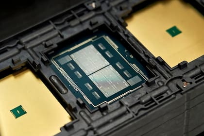 Los chips individuales se almacenan en cintas y rieles, y luego se unirán a un sustrato de embalaje