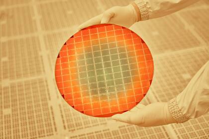 Los chips se fabrican en masa, y de la fábrica salen varios en un mismo disco, llamado waffer, como el que sostiene el operario en la foto