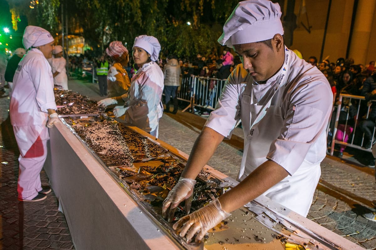 Los chocolateros se preparan para elaborar una gran barra de
