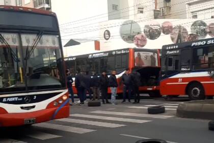 Los choferes de la línea 158 realizan un corte de la avenida Yrigoyen, en Lanús, en reclamo de mayor seguridad