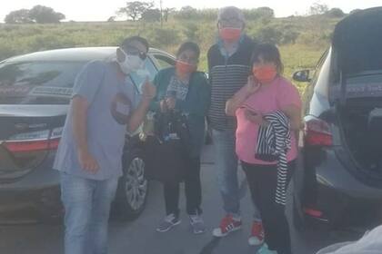 Los choferes hacen miles de kilometros para trasladar personas que quedaron lejos de sus casas cuando se declaró la cuarentena en todo el país