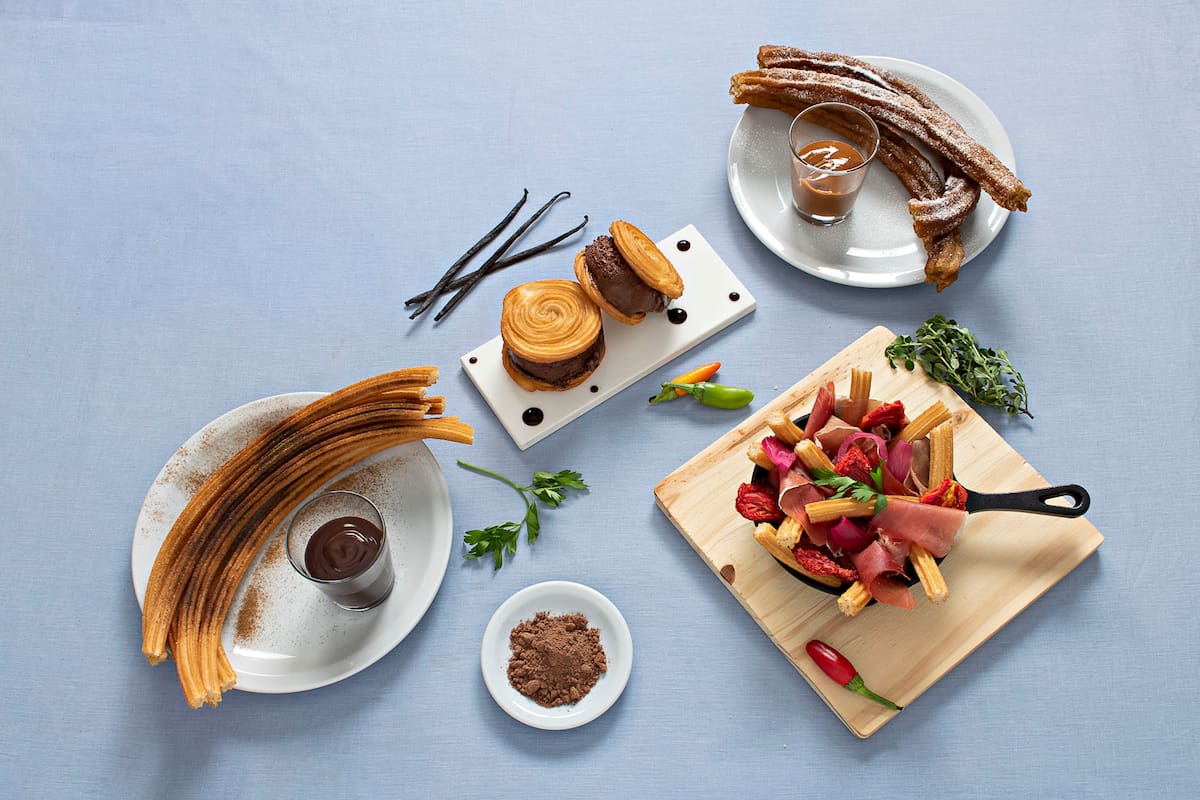 Los churros finitos, largos y crocantes de la centenaria chocolatería madrileña San Ginés, también se pueden disfrutar en el centro porteño.