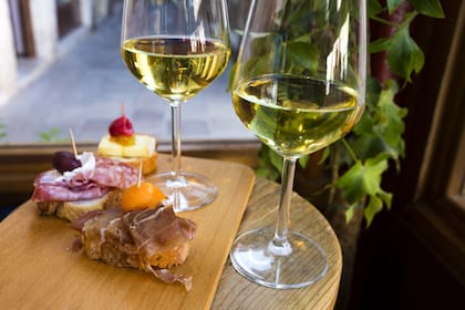 Los cichetti con una copa de vino, el menú de la zona por excelencia
