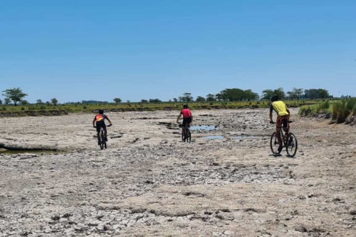 Los ciclistas aprovecharon el lecho del rio para entrenar mountain bike