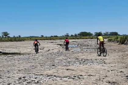 Los ciclistas aprovecharon el lecho del rio para entrenar mountain bike