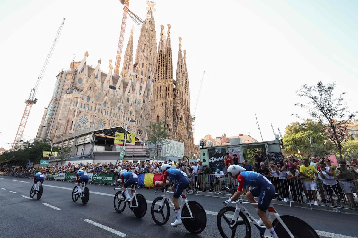 Los ciclistas del Tour de Francia pasan por la basílica de la Sagrada Familia, que ahora luce la Torre de Jesucristo, inaugurada hace casi un mes.
