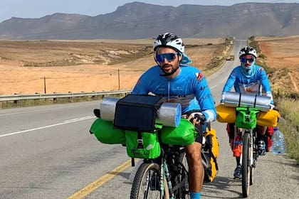 Los ciclistas en las rutas de Sudáfrica