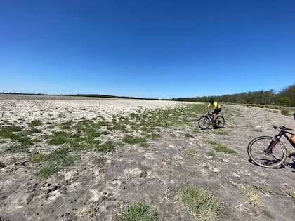 Los ciclistas llegaron hasta la laguna La Tigra y quedaron sorprendidos por la poca agua que había