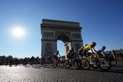 Los ciclistas participantes del Tour de France 2022 circulan por las inmediaciones del Arco del Triunfo, en París