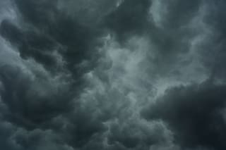 Tormentas severas azotan Illinois e Indiana, dejando a residentes sin electricidad
