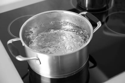 Los científicos aseguran que la ebullición del agua puede acabar con algunos productos químicos y la mayoría de las sustancias biológicas