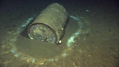 Los científicos calculan que podría haber hasta medio millón de barriles como este en el lecho marino frente a las costas del sur de California
