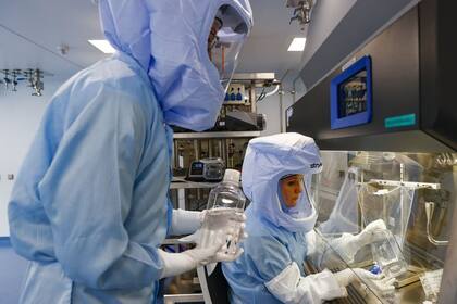 Los científicos de los principales laboratorios estudian las variantes para los eventuales refuerzos