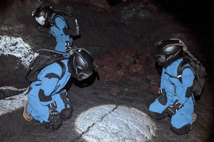 Los científicos, equipados con trajes y oxígeno, trabajan en los tubos de lava del volcán para recopilar experiencias e información necesaria para futuras misiones a la Luna y Marte